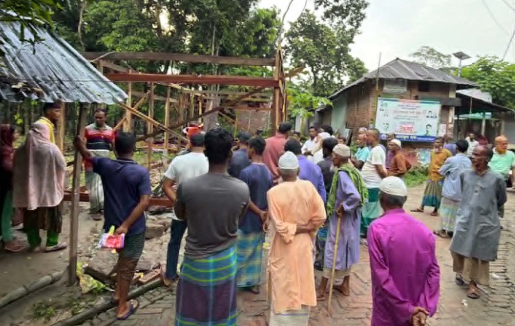 লামচরী বাজারে রাস্তা আটকিয়ে দোকান নির্মাণ,স্থানীদের বাঁধা