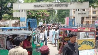 অযৌক্তিক ভাড়া বৃদ্ধির প্রতিবাদে বরিশালে দুই শতাধিক থ্রি-হুইলার আটকে শিক্ষার্থীদের সড়ক অবরোধ