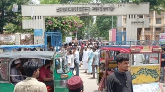 অযৌক্তিক ভাড়া বৃদ্ধির প্রতিবাদে বরিশালে দুই শতাধিক থ্রি-হুইলার আটকে শিক্ষার্থীদের সড়ক অবরোধ