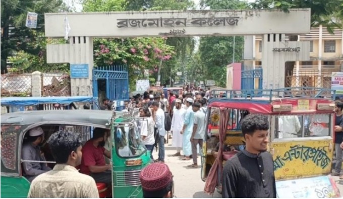 অযৌক্তিক ভাড়া বৃদ্ধির প্রতিবাদে বরিশালে দুই শতাধিক থ্রি-হুইলার আটকে শিক্ষার্থীদের সড়ক অবরোধ