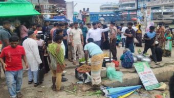 বরিশালে ফুটপাতে দখল করে ব্যবসা, ৪ ব্যবসায়ীকে জরিমানা