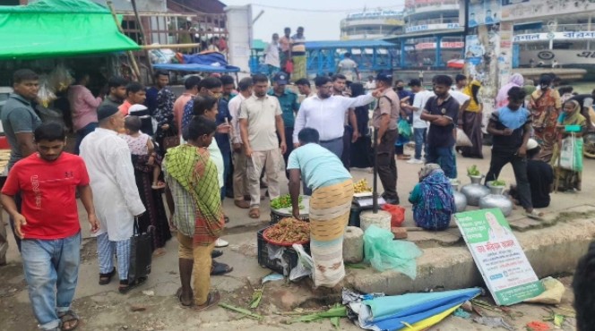 বরিশালে ফুটপাতে দখল করে ব্যবসা, ৪ ব্যবসায়ীকে জরিমানা