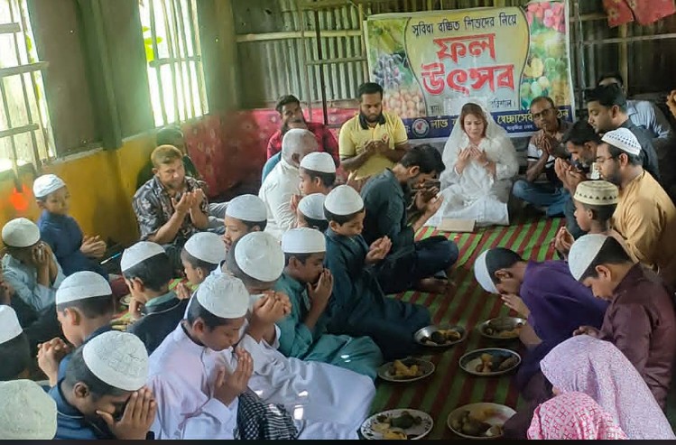 বরিশালে সুবিধা বঞ্চিত শিশুদের নিয়ে ফল উৎসব পালিত:আফরোজা খানম নাসরীন