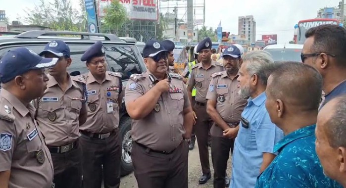 বরিশালে আও.লীগের প্রতিষ্ঠাবার্ষিকী ঘিরে কঠোর অবস্থানে বিএমপি কমিশনার আশিক
