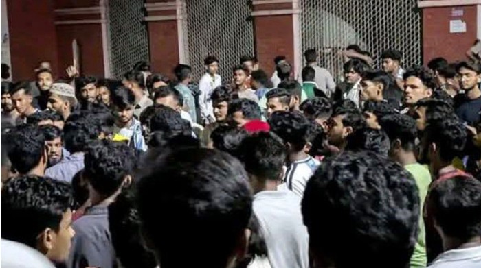 বিএম কলেজে দুই পক্ষের বিরোধে সড়ক অবরোধ, ছাত্রদল আহবায়কের ভূমিকায় পরিস্থিতি নিয়ন্ত্রণে