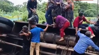 বরিশালে যাত্রীবাহী বাস নিয়ন্ত্রণ হারিয়ে খাদে: নিহত ১, আহত ১০