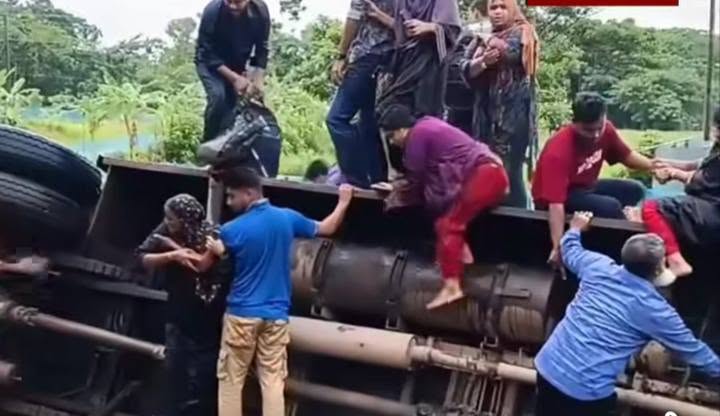 বরিশালে যাত্রীবাহী বাস নিয়ন্ত্রণ হারিয়ে খাদে: নিহত ১, আহত ১০
