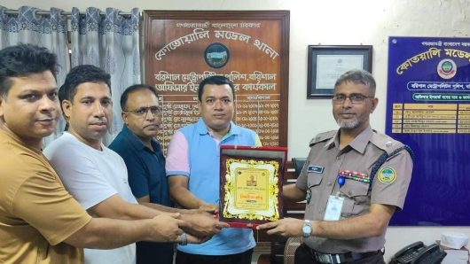 বরিশাল কোতয়ালী থানার সেকেন্ড অফিসার নাসিম হোসেন সবাইকে কাঁদিয়ে বিদায় নিলেন