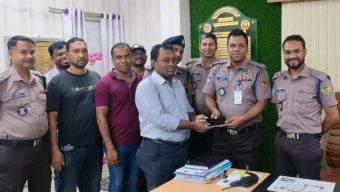 বরিশালে ২০টি মোবাইল উদ্ধার করে মালিকদের কাছে হস্তান্তর করলো ওসি সনজিত