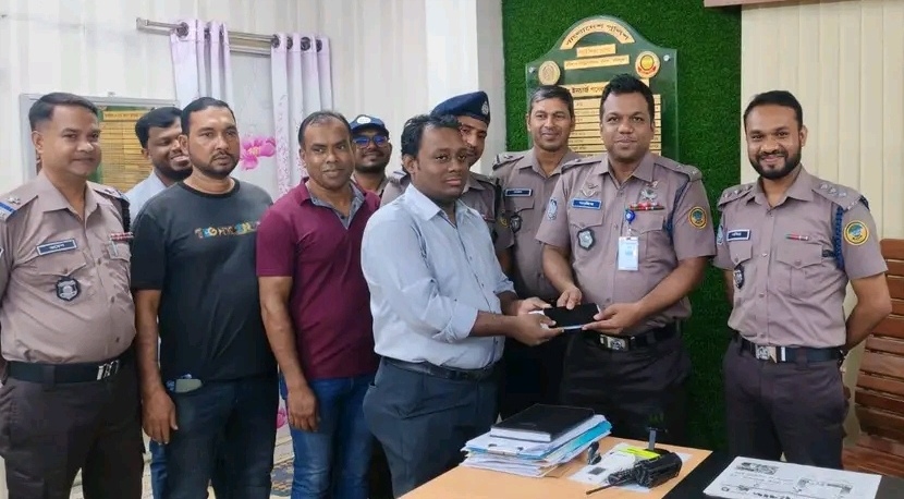 বরিশালে ২০টি মোবাইল উদ্ধার করে মালিকদের কাছে হস্তান্তর করলো ওসি সনজিত
