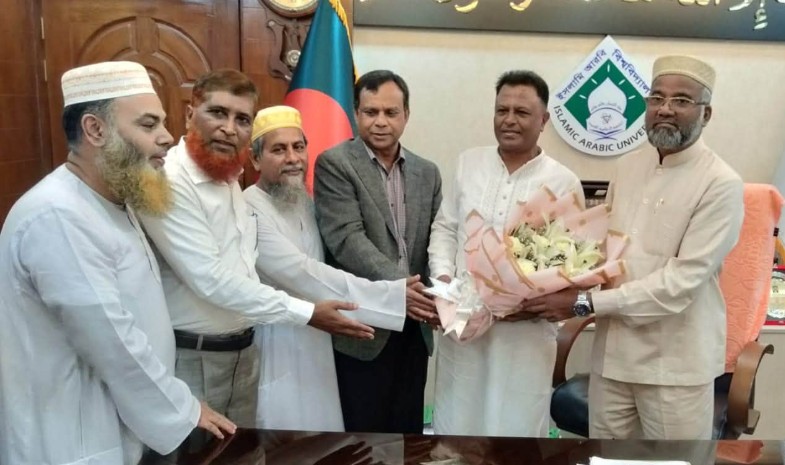 ইসলামি আরবি বিশ্ববিদ্যালয়ের উপাচার্যের সাথে বিএনপির সদস্য সচিব জিয়াউদ্দিন সিকদারের সৌজন্য সাক্ষাৎ