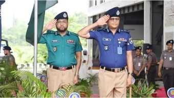 গাঢ় নীল-হালকা জলপাই শার্ট ও খাকি প্যান্টে ফিরেছে পুলিশ