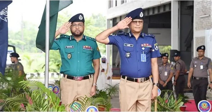 গাঢ় নীল-হালকা জলপাই শার্ট ও খাকি প্যান্টে ফিরেছে পুলিশ