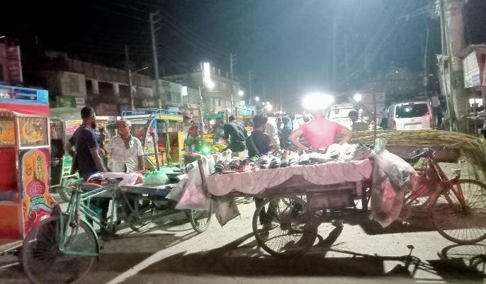 বরিশাল রুপাতলীর মহাসড়ক এখন ভ্রাম্যমাণ ব্যবসায়ীদের দখলে!