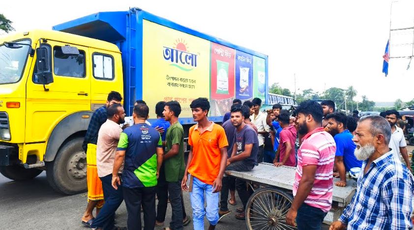 বরিশাল-ঢাকা মহাসড়কে থ্রি-হুইলার চালকদের অবরোধ, বন্ধ অভ্যন্তরীণ রুটের বাস