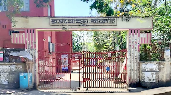 বরিশাল বিএম কলেজ: বিসিএস শিক্ষকদের বাধায় যোগদান করতে পারেননি অধ্যাপক আজাদ