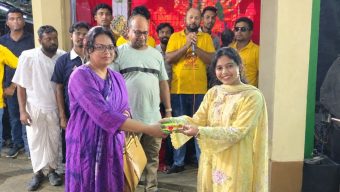 নলছিটি নবারুন দুর্গা মন্দিরে প্রতিযোগিতার পুরস্কার বিতরণ করেন সাংবাদিক সুমাইয়া জিসান
