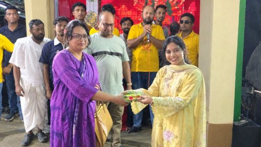 নলছিটি নবারুন দুর্গা মন্দিরে প্রতিযোগিতার পুরস্কার বিতরণ করেন সাংবাদিক সুমাইয়া জিসান