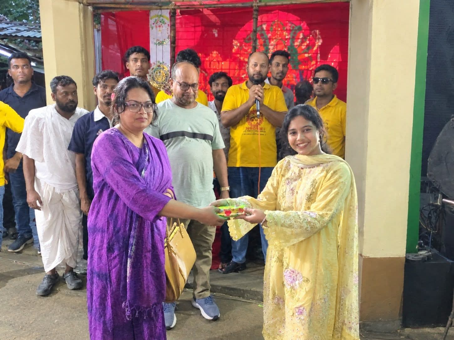 নলছিটি নবারুন দুর্গা মন্দিরে প্রতিযোগিতার পুরস্কার বিতরণ করেন সাংবাদিক সুমাইয়া জিসান