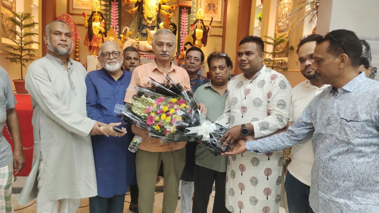 বরিশালে শারদীয় দুর্গাপূজার মণ্ডপ পরিদর্শন করলেন বিএনপি কেন্দ্রীয় নেতা ওবায়েদুল হক চাঁন
