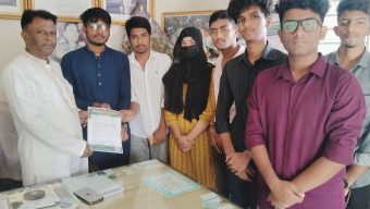 বরিশালে শিক্ষার্থীদের হাফ ভাড়া নিশ্চিতকরণ ও হয়রানি বন্ধের দাবিতে স্মারকলিপি প্রদান