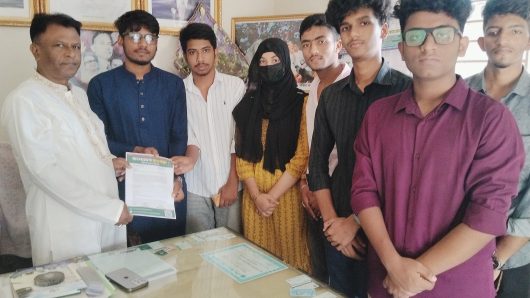 বরিশালে শিক্ষার্থীদের হাফ ভাড়া নিশ্চিতকরণ ও হয়রানি বন্ধের দাবিতে স্মারকলিপি প্রদান