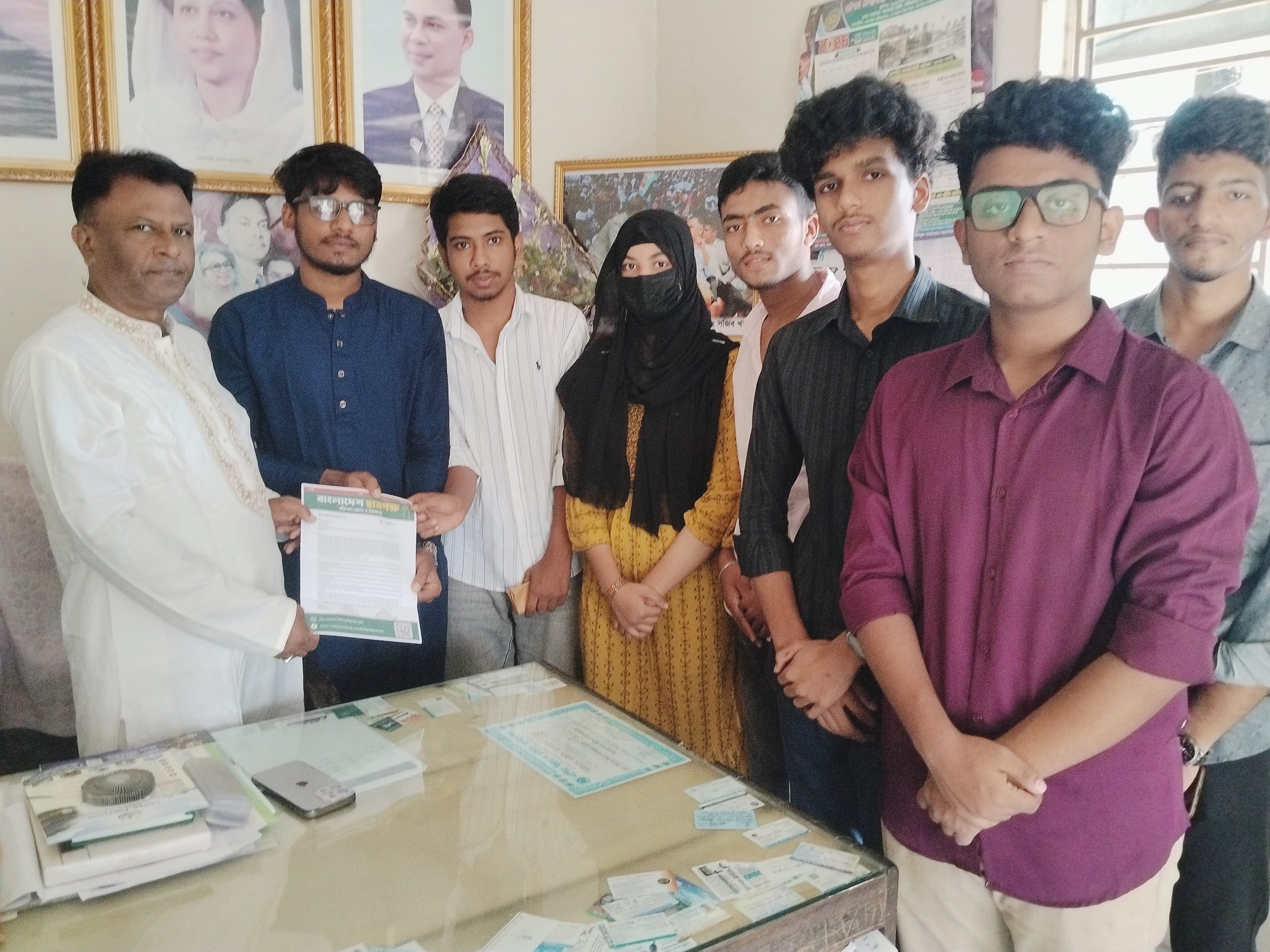 বরিশালে শিক্ষার্থীদের হাফ ভাড়া নিশ্চিতকরণ ও হয়রানি বন্ধের দাবিতে স্মারকলিপি প্রদান