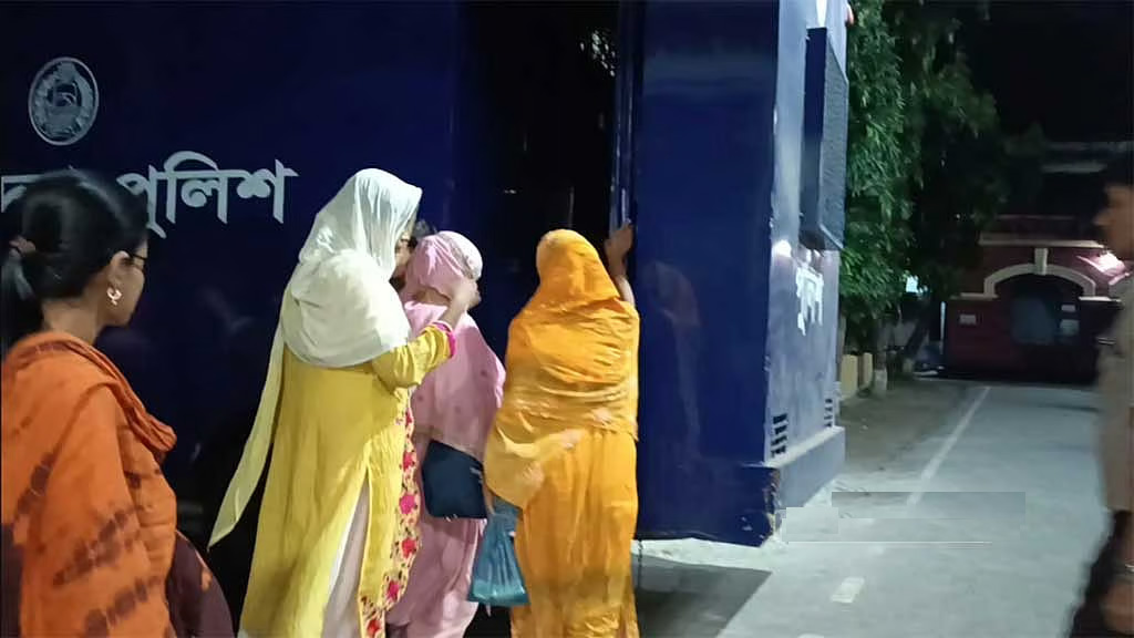 বরিশালে সাবেক স্বামীর ছবি-ভিডিও ছড়ানোর অভিযোগে স্কুলশিক্ষিকা গ্রেপ্তার